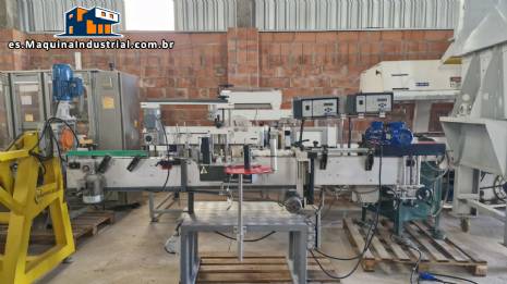 Etiquetadora autom�tica de doble cabezal para botellas planas Bauch Campos