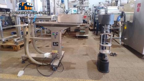 M�quina llenadora con 2 boquillas para l�quidos y enroscador de tap�n pilfer