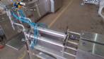 M�quina llenadora con 2 boquillas para l�quidos y enroscador de tap�n pilfer
