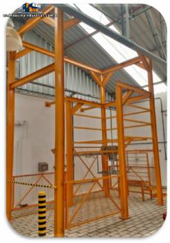 Unidad para descarga de big bags de 2000 kg con transportador de tornillo Artinox.