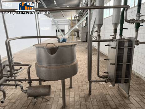 Tanque encamisado de acero inoxidable.  Con intercambiador de calor y bomba centr�fuga.