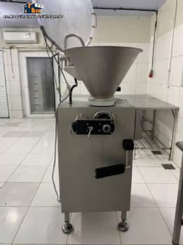 Embutidora continua al vac�o de acero inoxidable, 2000 kg/h, para brochetas de salchichas Vemag.