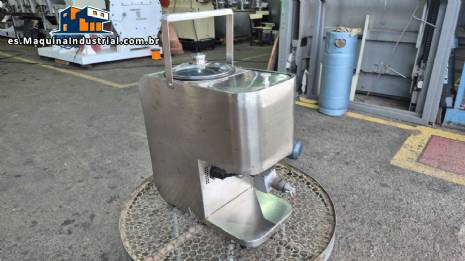 Prensa semiautom�tica de sobremesa para la extracci�n de aceite vegetal, con capacidad de hasta 18 kg por hora.