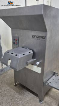 Picadora continua para carnes, verduras, frutas, quesos y grasas con una abertura de 130 mm. Modelo Simetria, a�o 2023.