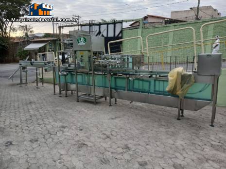 Llenadora lineal automática de 6 boquillas con enjuagadora y tapadora. Capacidad: 1800 botellas por hora. Llenadora lineal automática de 6 boquillas con enjuagadora y tapadora. Capacidad: 1800 botellas por hora.